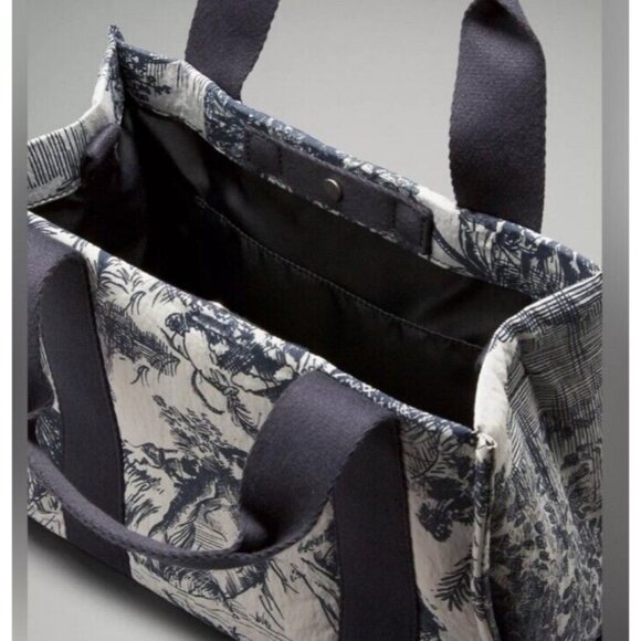 LULULEMON Boxy Mini Tote Toile Turtledove Navy and Obsidian 4.5 L NWT - Picture 5 of 16